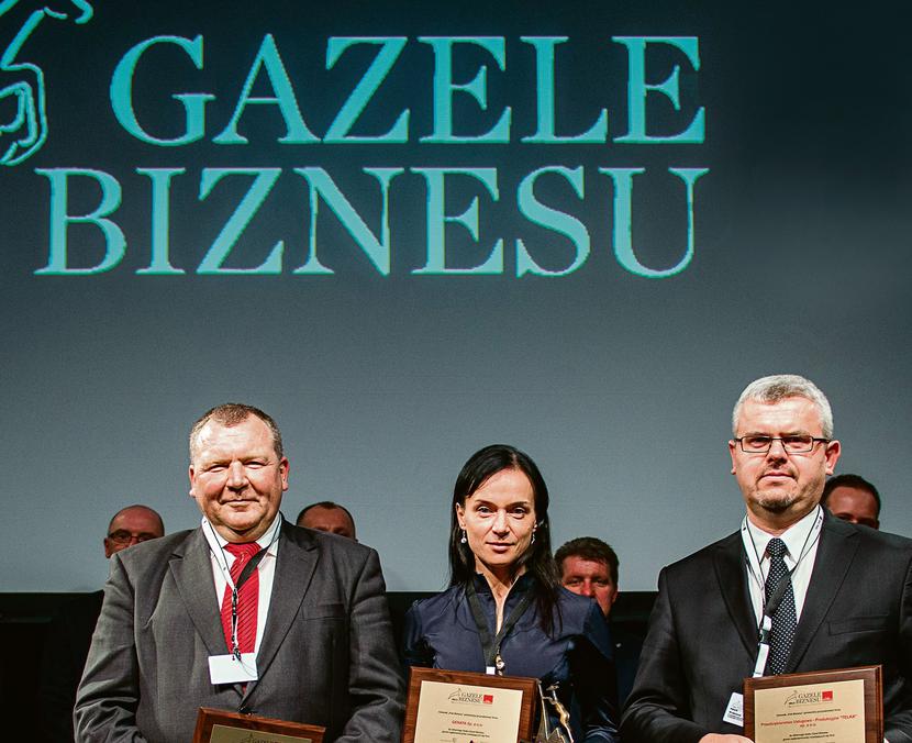 PIERWSZA TRÓJKA: Pierwszą Gazelą Biznesu na Podlasiu została GeNaTa, eksporter chemii gospodarczej, kosmetyków oraz słodyczy i napojów. Drugie miejsce zajęła firma MP-Trade Mirosław Piekarski, handlująca mięsem chłodzonym i mrożonym oraz półtuszami, a trzecie Przedsiębiorstwo Usługowo-Produkcyjne Telka, specjalizujące się w wykonawstwie robót sanitarnych, elektrycznych oraz ogólnobudowlanych. Na zdjęciu od lewej: Mirosław Piekarski, prezes MP-Trade, Natallia Stsepantsova, dyrektor w GeNaTa, i Marek Wróblewski, wiceprezes zarządu w Przedsiębiorstwie Usługowo-Produkcyjnym Telka.