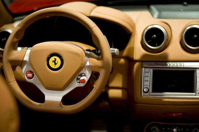 Deska rozdzielcza Ferrari California (fot. Bloomberg)