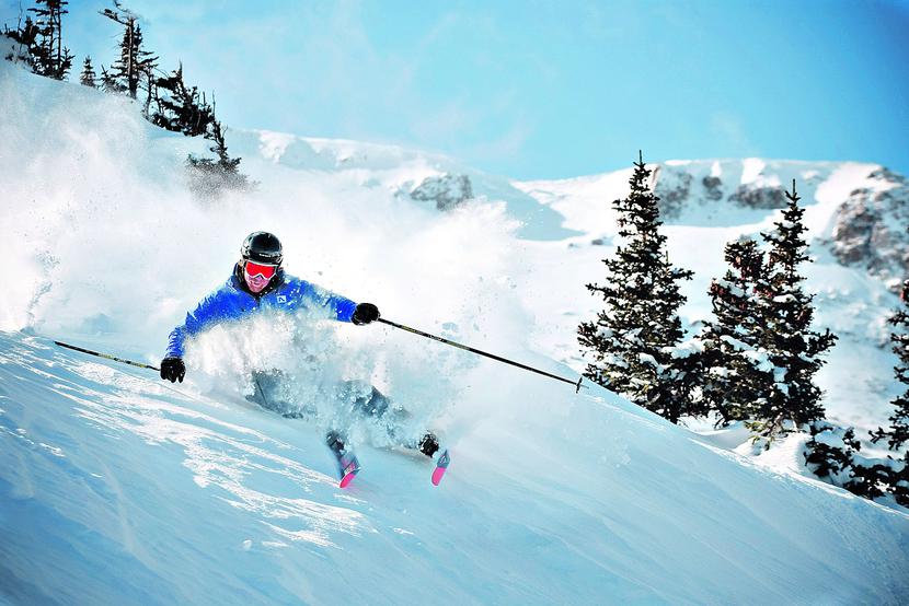 Z ASEKURACJĄ:
 Rabaty, które
 daje jedna z kart
 płatniczych na
 sprzęt narciarski,
 nie są szczególnie
 atrakcyjne
 — ciekawszą
 propozycją
 jest ubezpieczenie.
 [FOT. BLOOMBERG]