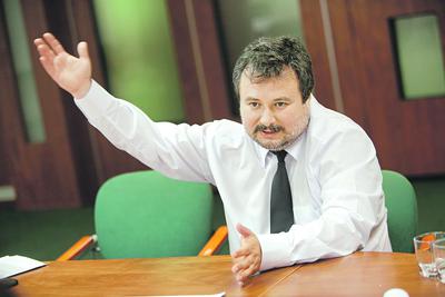 PODATKOWA POMOC PUBLICZNA: Marek Niechciał, który w maju zasiadł w fotelu prezesa UOKiK, nie ma wątpliwości, że z nową daniną od sprzedaży detalicznej mogą być spore problemy. Jeśli rząd chce za pomocą podatków wyrównywać konkurencję między polskim i zagranicznym kapitałem w handlu, to musi się szykować na oskarżenia o niedozwoloną pomoc publiczną. Ten problem przerobili już Węgrzy.