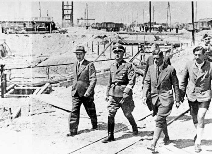 Wizyta Heinricha Himmlera na terenie budowanych zakładów chemicznych firmy IG Farben w Dworach k/Oświęcimia w 1942 roku.