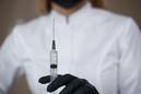 Sondaż: Polacy się nie szczepią, bo nie wierzą w bezpieczeństwo szczepionek