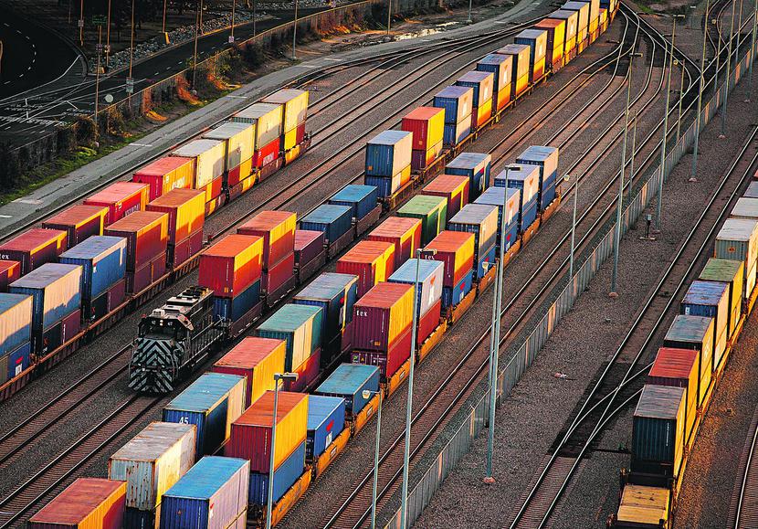 POCIĄG Z KONTENERAMI: Urząd Transportu Kolejowego chce, by pociągi wożące kontenery były traktowane specjalnie. Proponuje 70-procentową zniżkę w opłacie za skorzystanie z infrastruktury. Takie preferencyjne traktowanie ma spowodować, że kolejowe przewozy intermodalne wzrosną o 30 proc. [FOT. BLOOMBERG]