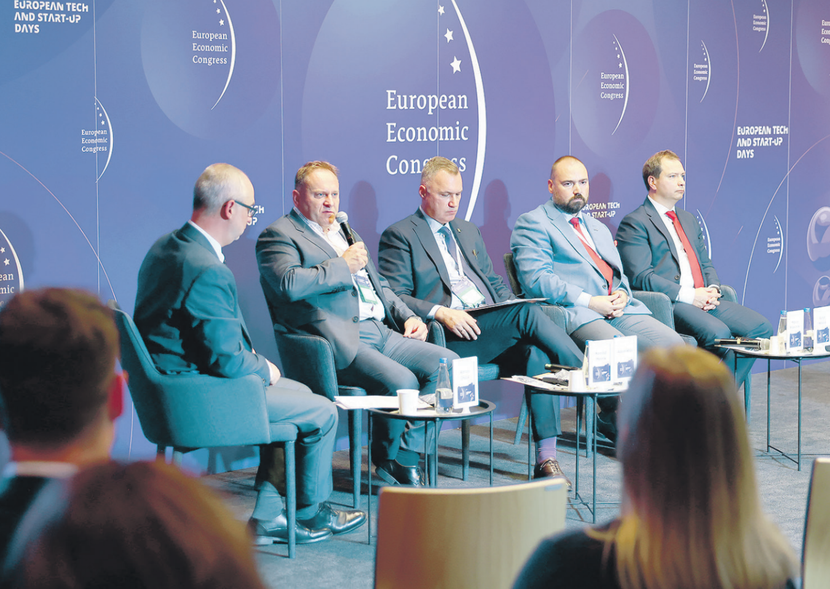 KONKURENCYJNE I INNOWACYJNE: Polskie porty rozwijają się w niespotykanym wcześniej tempie. Dzięki potężnym inwestycjom w infrastrukturę i stałemu zwiększaniu potencjału przeładunkowego stają się coraz poważniejszą konkurencją dla największych portów północno-zachodniej Europy.
