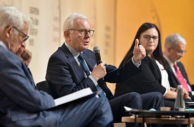 W Europie musimy się skupić na współpracy, wspieraniu nauki i innowacji — twierdzili zgodnie uczestnicy debaty: Jerzy Buzek, poseł do Parlamentu Europejskiego, moderujący dyskusję, Hans- Gert Pöttering, poseł do Parlamentu Europejskiego w latach 1979-2014, Małgorzata Jarosińska-Jedynak, minister funduszy i polityki regionalnej, Jerzy Kwieciński, prezes PGNiG (uczestniczyli stacjonarnie) oraz Maroš Šefcovic, wiceprzewodniczący ds. stosunków międzyinstytucjonalnych i prognozowania Komisji Europejskiej, Teresa Czerwińska, wiceprezes EBI, Rafał Modrzewski, CEO, współzałożyciel, ICEYE produkującej mikrosatelity (uczestniczyli zdalnie).