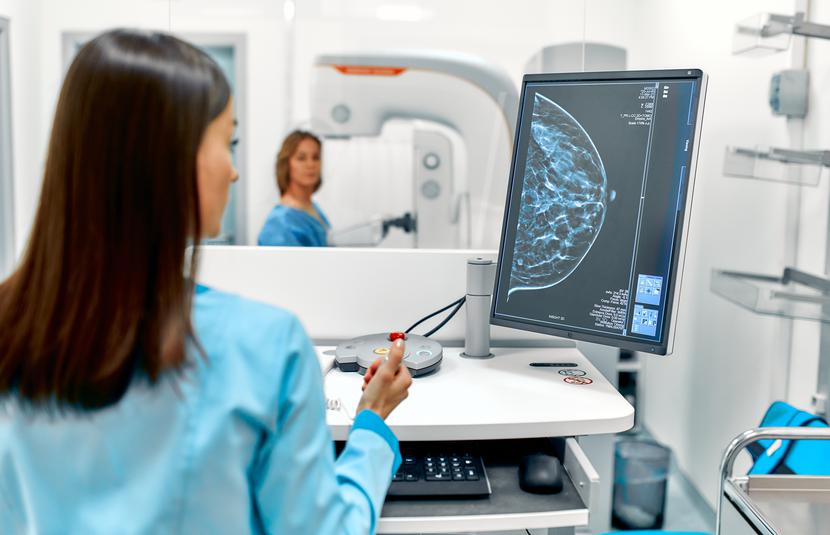 W Polsce prowadzone są dwa flagowe programy badań przesiewowych skierowane do kobiet, tj. programy profilaktyki raka piersi i raka szyki macicy. Z tego pierwszego mogą skorzystać kobiety wieku 50-59, które w ciągu ostatnich dwóch lat nie wykonywały mammografii. U tych z obciążonym wywiadem rodzinnym badanie wykonuje się co roku. 