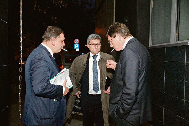 Rafał Baniak, wiceminister skarbu (z lewej), i Wojciech Dąbrowski, szef ARP (w środku), zarzucali ukraińskim inwestorom Stoczni Gdańsk, których reprezentuje Konstanty Litwinow, że biznesplan spółki jest nierealny. Ukraińcy muszą go zaktualizować. [FOT. WM]
 
 