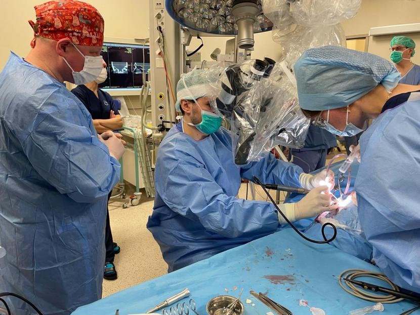 Implant składa się z dwóch części. Wewnętrzna została dziś założona podczas zabiegu. Zewnętrzną część pacjent otrzyma już po wygojeniu rany za około 4 tygodnie. Implant składa się z dwóch części. Wewnętrzna została dziś założona podczas zabiegu. Zewnętrzną część pacjent otrzyma już po wygojeniu rany za około 4 tygodnie.