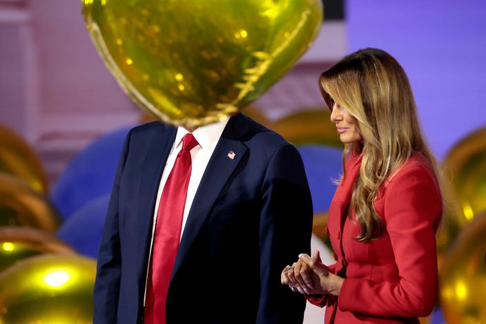 Milwaukee, Wisconsin, USA, 18 lipca 2024 r. Były prezydent USA Donald Trump i była pierwsza dama Melania Trump wzięli dział w Narodowej Konwencji Republikanów (RNC) na stadionie Fiserv Forum.  Donald Trump , który przyjął nominację swojej partii na prezydenta, wygłosił pierwsze publiczne przemówienie od nieudanej próby zamachu, szczegółowo opisując wydarzenie, które określił jako „zbyt bolesne, by o nim opowiadać”.