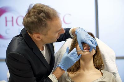 Grafi k pełny przez cały rok. W klinikach medycyny estetycznej mamy trzy gorące okresy w roku. Pierwszy po wakacjach, kiedy likwidujemy najwięcej przebarwień. Drugi przed świętami i Nowym Rokiem, kiedy odmładzamy twarz, bo trzeba się dobrze zaprezentować. Trzeci przed wakacjami, do których przygotowujemy już całe ciało — mówi dr n. med. Krzysztof Gojdź, założyciel Holistic Clinic