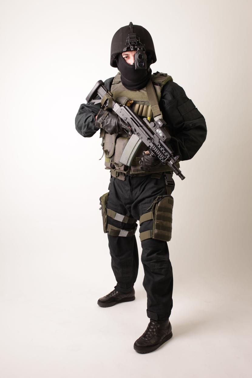 POLSKI NINJA: Gogle noktowizyjne, zamontowany w hełmie system identyfikacji swój-obcy, nowoczesny karabin, który zastąpi beryla, oraz nowoczesna radiostacja — to atrybuty żołnierza przyszłości. [FOT. ARC] 