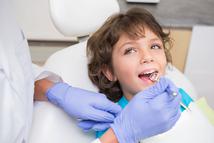 Dentysta może przyjmować uczniów bez obecności rodziców