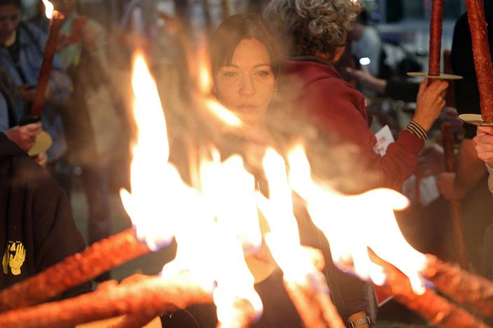 Protest przed ministerstwem obrony w Tel Awiwie 15 stycznia 2025 r. wzywający do podjęcia działań w celu uwolnienia Izraelczyków przetrzymywanych jako zakładnicy w Gazie od października 2023 r. Gdy rozeszła się wiadomość, że osiągnięto porozumienie z Hamasem, Izrael oświadczył, że kilka punktów dotyczących zawieszenia broni i uwolnienia zakładników nadal wymaga rozmów, ale spodziewa się, że zostaną „sfinalizowane dziś wieczorem”.
