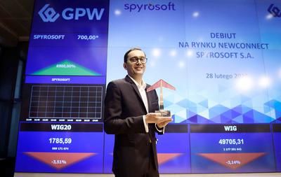Pierwsze transakcje akcjami Spyrosoftu, kierowanego przez Konrada Weiskego, przeprowadzono po kursie o 500 proc. wyższym niż kurs odniesienia. Firma sprzedawała akcje w ofercie publicznej, ale to był wyjątek wśród tegorocznych debiutantów.