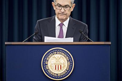 Jerome Powell, szef Fedu, ma prawdziwy ból głowy, bo rośnie presja na obniżki stóp procentowych. Bankierzy zaczynają się uginać, ale na formalną decyzję trzeba poczekać jeszcze przynajmniej miesiąc.