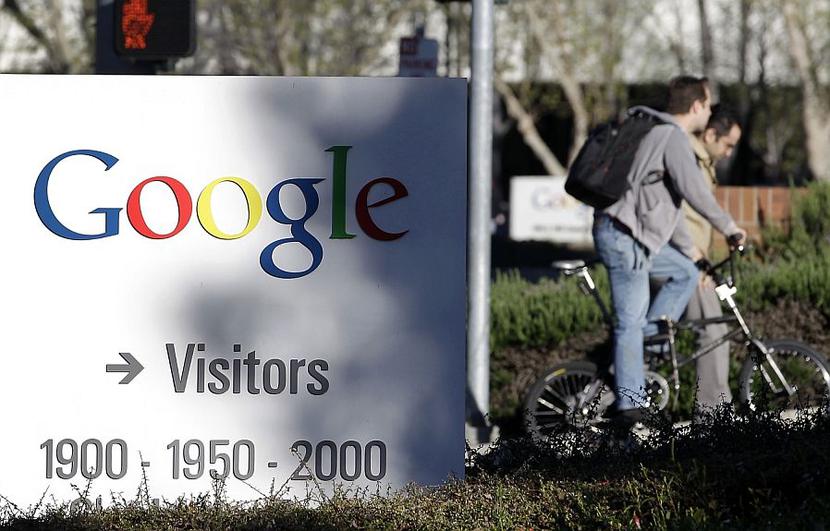 Tablica niedaleko wejścia do siedziby Google (fot. Bloomberg)