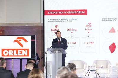 Prezes PKN Orlen Daniel Obajtek podczas prezentacji związanej z ogłoszeniem wezwania do sprzedaży akcji Energi