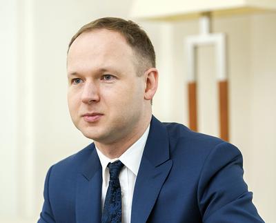 Drugi szereg przejął KN:                 Marek Chrzanowski, szef nadzoru, nie będzie już współpracował z        branżowymi autorytetami — Wojciechem Kwaśniakiem i Lesławem Gajkiem.        Zastąpili ich nieznani szerzej urzędnicy komisji.