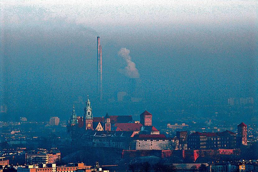 MONITORUJ SMOG: Zanieczyszczenie powietrza stało się takim problemem dla mieszkańców Krakowa, że powstała specjalna aplikacja mobilna „Kraków smog”, monitorująca stężenie pyłów w stolicy Małopolski. W czwartek wynosiło 52 mikrogramy na metr sześcienny, przekraczając dopuszczalną normę. [FOT. EASTNEWS]
 