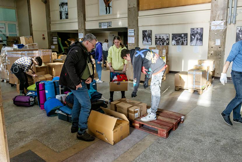 Hala Sportowa MOSiR w Łodzi zamieniła się w magazyn pomocy humanitarnej dla Ukrainy Hala Sportowa MOSiR w Łodzi zamieniła się w magazyn pomocy humanitarnej dla Ukrainy