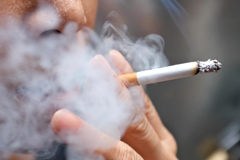 Chociaż liczba Polaków palących papierosy nieco topnieje, to jesteśmy w niechlubnej czołówce Europy. Nadal codziennie pali 26 proc. Polaków Chociaż liczba Polaków palących papierosy nieco topnieje, to jesteśmy w niechlubnej czołówce Europy. Nadal codziennie pali 26 proc. Polaków