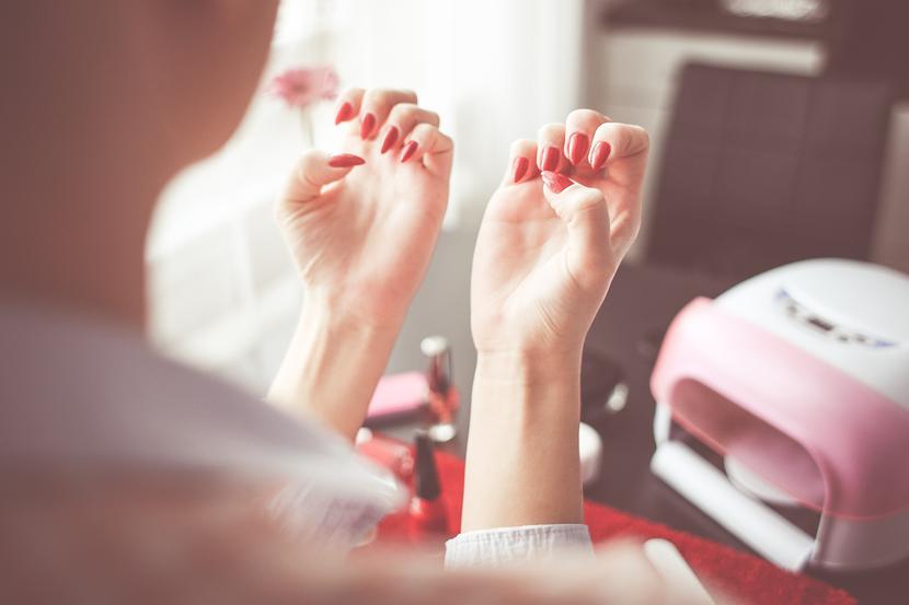 W metaanalizie z 2022 r. nowotwory złośliwe skóry dłoni wystąpiły u około 3 proc. kobiet stosujących regularnie lakier do paznokci utwardzany za pomocą UV. 