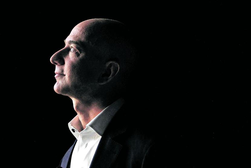 WIZJONER
 Z KALKULATOREM:
 Jeff Bezos, szef
 Amazona, inwestuje
 m.in. w zegar
 mający działać
 10 tysięcy lat, jak
 i w loty kosmiczne.
 Zapewne więc wizja
 walki o polskiego
 klienta z Merlinem
 czy Allegro go nie
 przeraża. Pytanie,
 czy Bezos widzi
 w tym ekonomiczny
 sens. [FOT. BLOOMBERG]