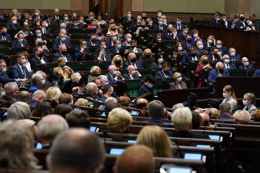 Sejm przyjął ustawę o zawodach pielęgniarki i położnej i zmianie niektórych innych ustaw.