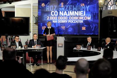 W kolejnym zdjęciu galerii porównanie symbolu z odznaczeniem rosyjskim.