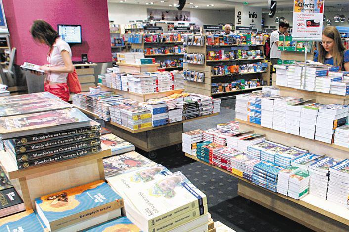 KSIĄŻKI POD STRZECHY: Pod względem czytelnictwa jesteśmy w ogonie Europy — statystyczny Polak co roku kupuje średnio 1,5 książki, podczas gdy Czech aż 14. Wydawcy przekonują, że nowe regulacje pozwolą im finansować literaturę niekomercyjną, co urozmaici ofertę i przyciągnie nowych czytelników. [FOT. GK]
