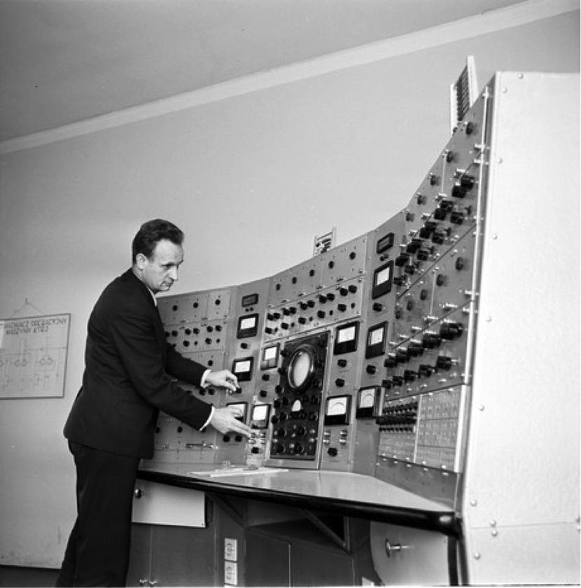KOLEBKA POLSKIEGO IT: Założone pod koniec lat 50. poprzedniego wieku Wrocławskie Zakłady Elektroniczne Elwro produkowały kalkulatory, pamięci ferrytowe i słynne komputery z serii Odra. Ważące kilkaset kilogramów urządzenie z trudem mieściło się w biurze, ale było symbolem polskiej informatyki FOT. ST. JAKUBOWSKI/PAP