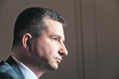 Mateusz Szczurek, minister finansów, ma w swoim  resorcie aż ośmiu zastępców, ale zadaniami mógłby obdzielić pewnie  więcej osób. Na razie zdecydował się na zmianę kompetencji obecnych  wiceministrów, żeby jeszcze w tej kadencji parlament przyjął  najpilniejsze ustawy.
