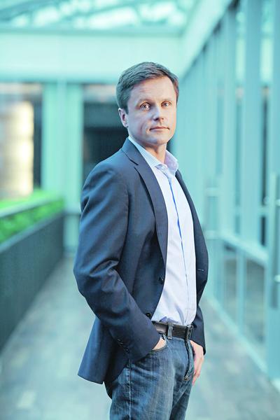 Przez ostatnie 25 lat gospodarki wolnorynkowej nauczyliśmy się robić biznes. Coraz więcej jest osób, którym nie wystarcza praca w międzynarodowej firmie. Chcą budować własne projekty. Żeby to się udało, muszą się nauczyć zdobywać kapitał, wiedzieć, do kogo i na jakim etapie się zgłaszać. Jesteśmy na początku drogi do stworzenia startupowego ekosystemu, który powstanie za 10-15 lat — mówi Łukasz Wejchert, właściciel Dirlango.