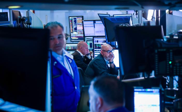 Wall Street spada, rentowności obligacji idą w dół