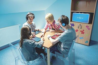 Stymulator Polimodalnej Percepcji Sensorycznej jest przeznaczony przede wszystkim dla osób z zaburzeniami komunikacji językowej, u podłoża których leżą zaburzenia przetwarzania słuchowego, wpływające m.in.: na problemy z rozumieniem mowy i jej opóźniony rozwój, trudności w czytaniu i pisaniu, kłopoty w nauce języków obcych. Urządzenie pozwala na prowadzenie terapii w formie zabawy, co przekłada się na osiąganie lepszych efektów w krótszym czasie.