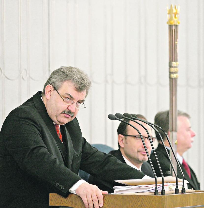 PIENIĄDZE DLA MŁODYCH: Kazimierz Kleina, szef senackiej Komisji Budżetu i Finansów Publicznych, chce spożytkować martwe lokaty na fundusz stypendialny dla zdolnej młodzieży. [FOT. PAP] 