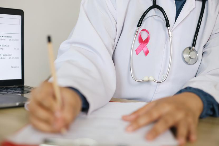 Jeżeli będziemy mieli e-DiLO, będziemy mieli prawie wszystkich chorych w systemie, bo 99 proc. pacjentów onkologicznych jest leczonych w ramach NFZ. To jest olbrzymi postęp - podkreślił prof. Piotr Rutkowski. Jeżeli będziemy mieli e-DiLO, będziemy mieli prawie wszystkich chorych w systemie, bo 99 proc. pacjentów onkologicznych jest leczonych w ramach NFZ. To jest olbrzymi postęp - podkreślił prof. Piotr Rutkowski.