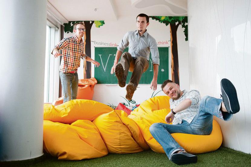 FILMOWA PROMOCJA: Vintom pozwala na organizowanie działań content marketingowych wokół materiałów wideo, zamieszczanych na firmowych stronach internetowych lub w serwisach, takich jak YouTube. Narzędzie opracowali: Tomasz Brożyna (od lewej), Grzegorz Kalisz i Szymon Pawlica. [FOT. SZYMON ŁASZEWSKI]