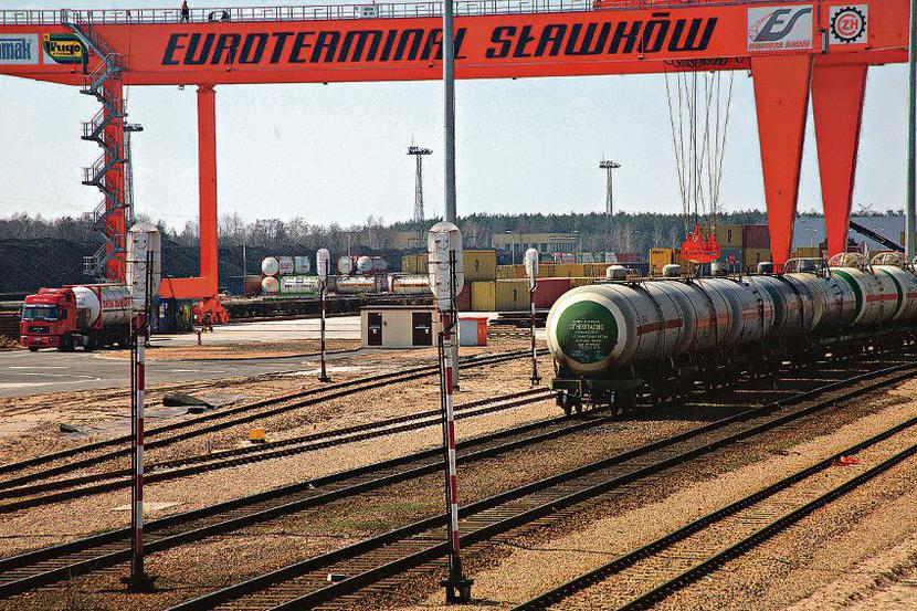 Inwestycje na polskim odcinku szerokiego toru są szansą dla Euroterminalu Sławków. Budowa szlaku omijającego Polskę przez rosyjskie koleje przyczyni się do jego stagnacji.
 [FOT. ARC]