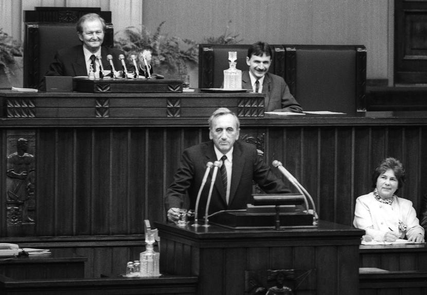 Tadeusz Mazowiecki podczas wygłaszania przemówienia inaugurującego jego gabinet.