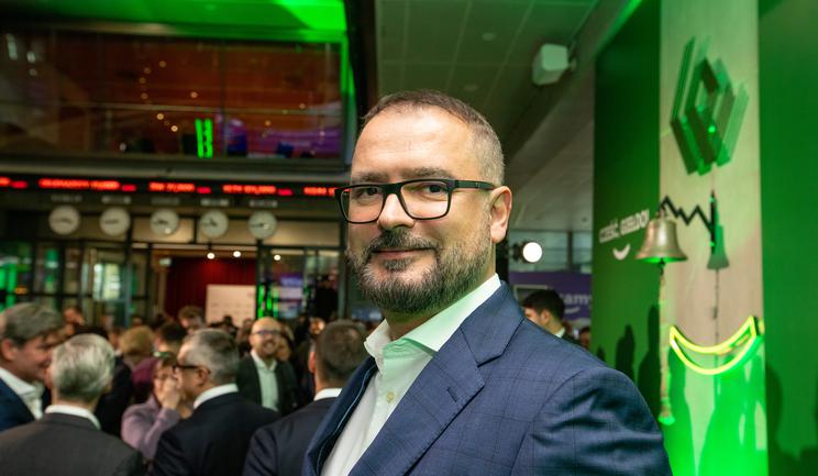 Przez rok od debiutu akcje Żabki nie dały zarobić. Kurs trzymają dwie kotwice