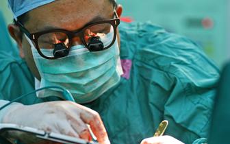 Kardiochirurg ze Lwowa: mimo alarmów przeciwlotniczych nie odchodzę od pacjenta, tylko operuję dalej