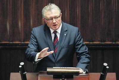 Wiesław Janczyk, wiceminister finansów odpowiedzialny za nowelizację ustawy hazardowej (z lewej), w przygotowanych przez jego urzędników przepisach dotyczących kasyn, nie widzi niczego złego. Zbigniew Benbenek, kasynowy potentat, uważa, że proponowane zmiany błyskawicznie wyeliminują legalne ośrodki gier z rynku i dadzą impuls do rozwoju hazardowego podziemia.