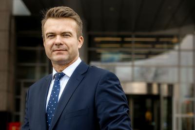 Jarosław Grzywiński, p.o. prezesa GPW (z lewej), i Marek Dietl, członek rady giełdy, to osoby od lat znane na rynku kapitałowym. Ich rywal w wyścigu o fotel szefa giełdy — Artur Marszałkiewicz, choć nie mniej doświadczony stażem, jest zupełnie nieznany, nie tylko szerszej publiczności, ale nawet konkurentom. Nie sposób zdobyć nawet jego zdjęcia.