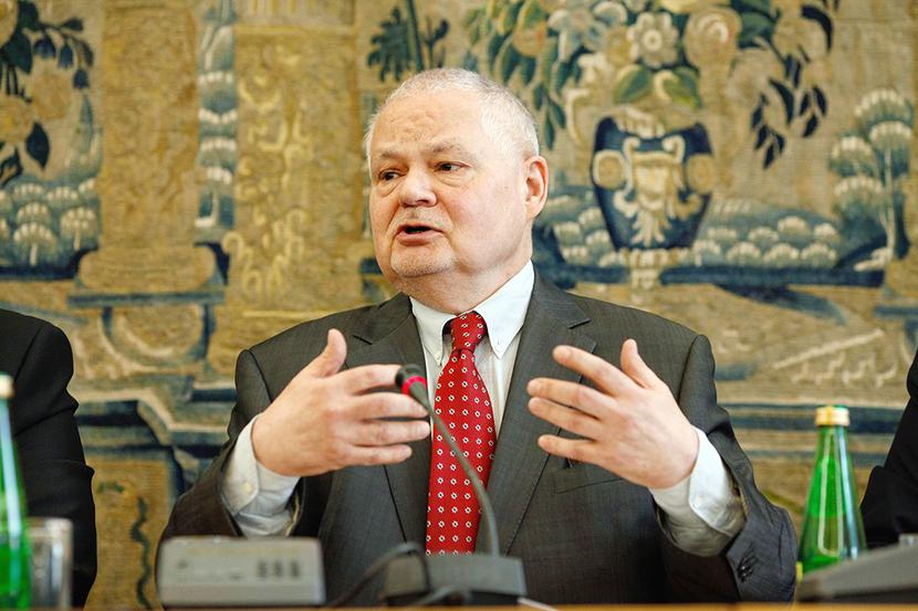 WYCIĄGNIĘTA RĘKA PAŃSTWA: