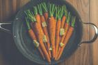 Porady dietetyczne NFZ: łącz marchewkę z masłem, nie jedz razem pomidora i ogórka