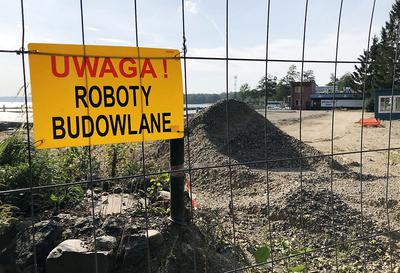 Roboty budowlane przy projekcie wartym ponad 70 mln zł, który uzyskał 40,7 mln zł dofinansowania z PARP, właśnie ruszyły i mają potrwać do końca 2021 r. W skład kompleksu turystycznego wejdą m.in. restauracja na wodzie, przystań jachtowa, port z tawerną, centrum rekreacji i edukacji, symulator wędkarski i duże akwarium.
