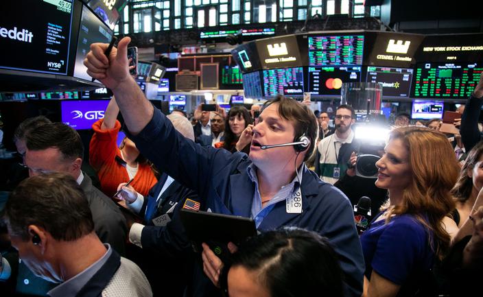 Stratedzy z Wall Street liczą na dalsze wzrosty akcji mimo podwyżek stóp Fed