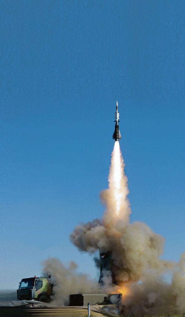 FRANCUSKA RAKIETA:
 MBDA i Thales oferują Polsce system obronny z pociskiem Aster 30 oraz udział w pracach nad jego unowocześnieniem.
 [FOT. MICHEL HANS]
 