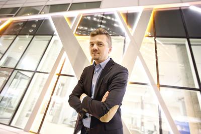 CO JEST DROGIE: Sebastian Buczek, prezes Quercus TFI (na fot. z  lewej), podkreśla, że wysokości opłat nie można oceniać tylko po tym,  ile kosztują fundusze akcyjne. Jarosław Mazek z firmy doradczej Fund  Team dodaje, że te są relatywnie drogie ze względu na opłatę dla  dystrybutora.
